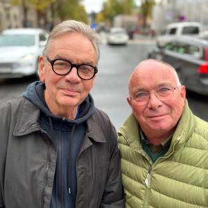 Gubbar som tjötar om bilar by Ola Sigvardsson