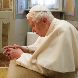 Rosário (Rosarium) em Latim - Papa Bento XVI by José Carlos Vieira